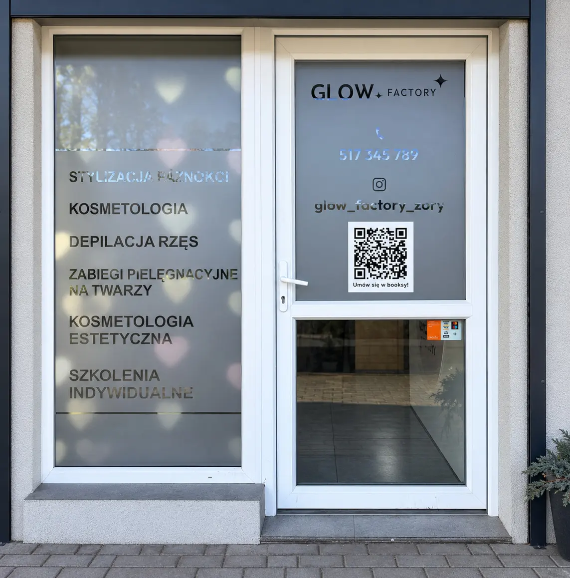 Oznakowanie wejścia do salonu — realizacja reklamy tradycyjnej