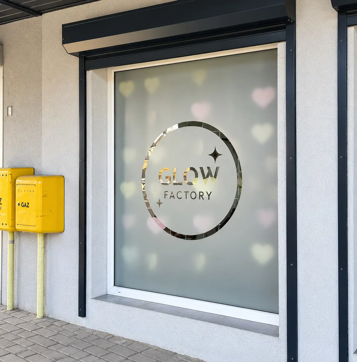 Witryna z logo salonu Glow Factory — realizacja reklamy tradycyjnej