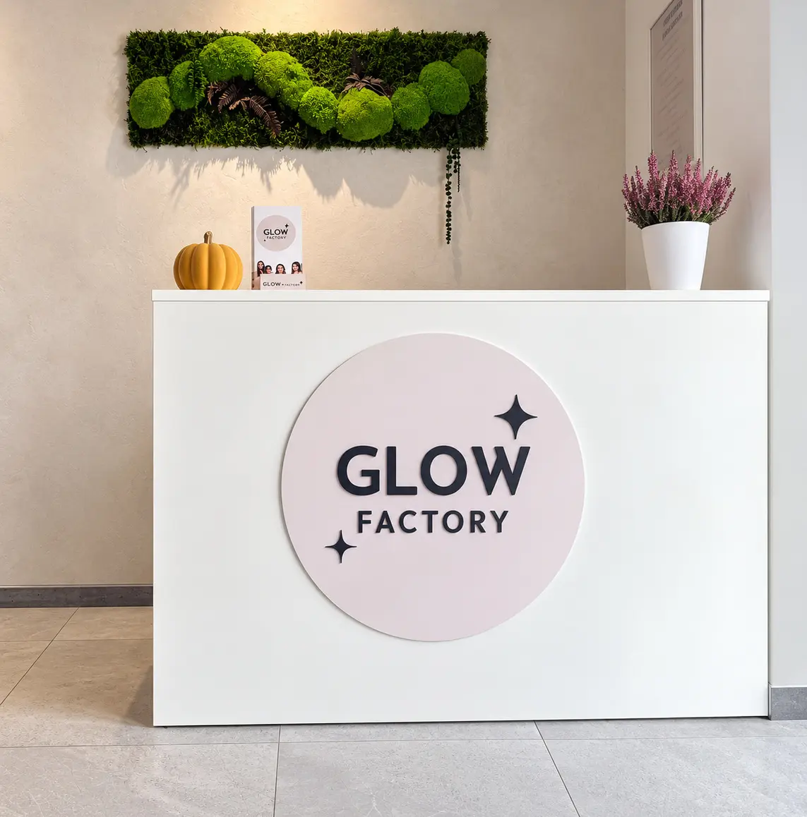 Szyld Glow Factory — realizacja reklamy tradycyjnej