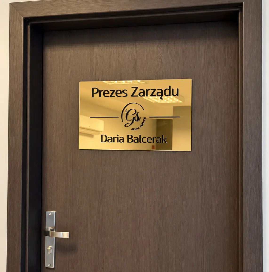 Złota tabliczka na drzwi dla Grupy Service — realizacja reklamy tradycyjnej