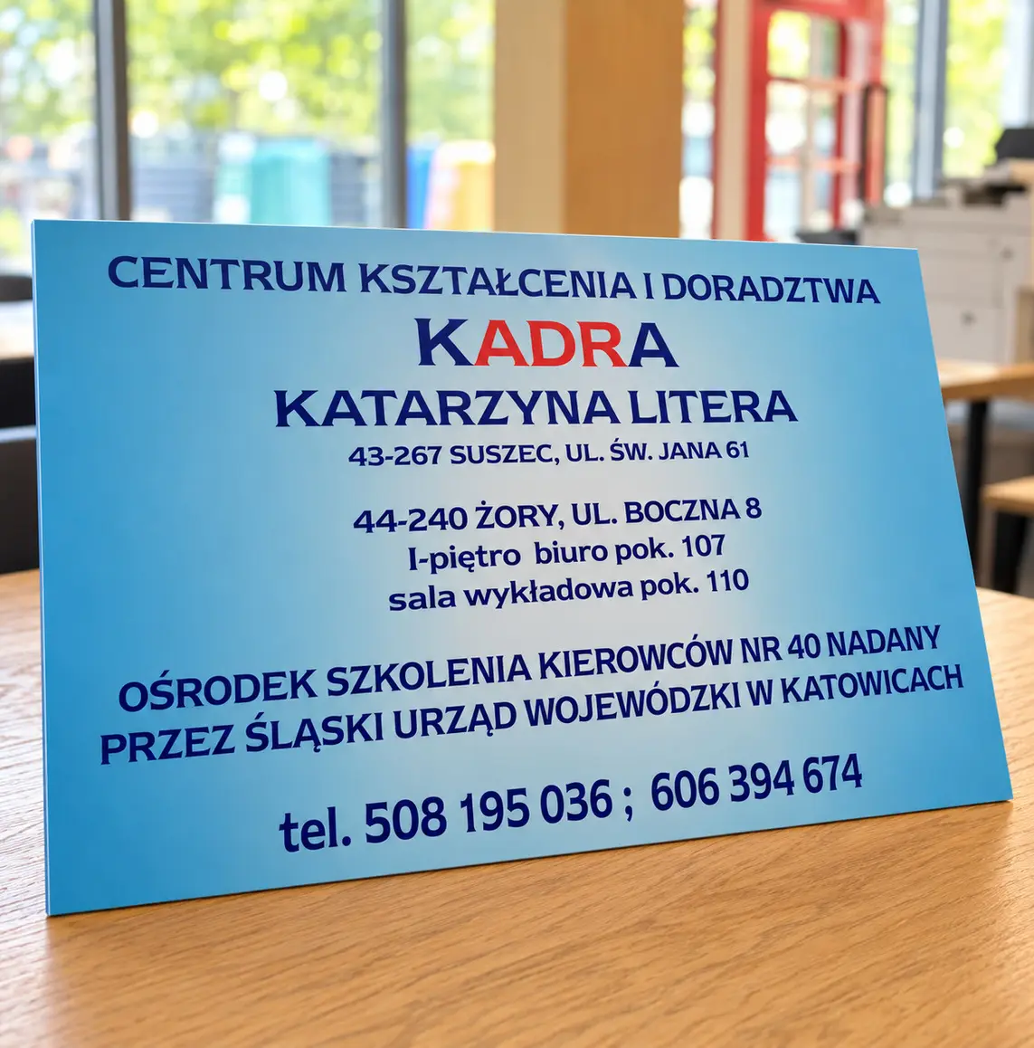 Wykonanie tablicy informacyjnej dla Centrum KADRA — realizacja reklamy tradycyjnej