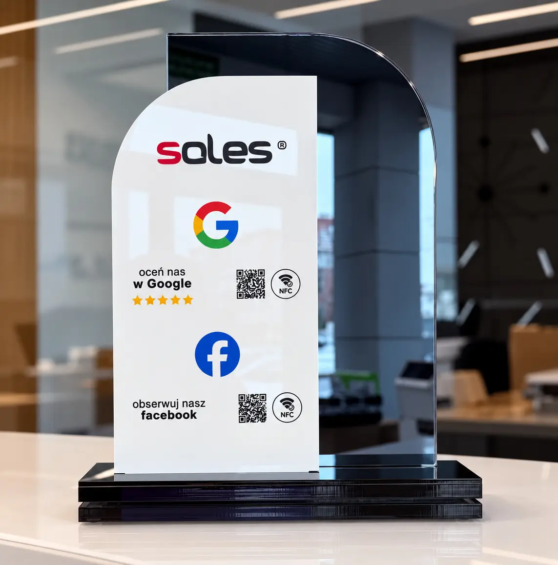 Stojak z kodami QR i NFC dla Sales — realizacja reklamy tradycyjnej